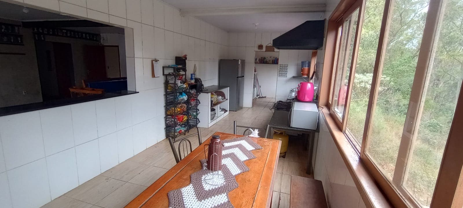 Cozinha ampla e organizada da República Rebu.